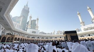 pilgrims at the grand mosque in mecca | Professional HD Video