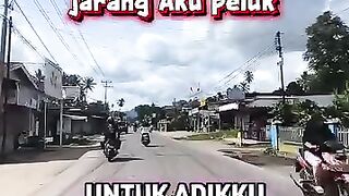 untuk adikku yang raganya jarang Aku peluk