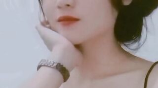 Beautiful Girl Lip-syncing to Catchy 'Mase Mase' Song
