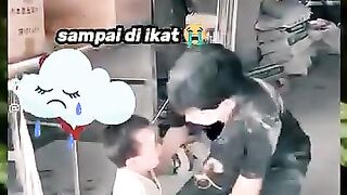 Disaat anak muda yang  lain bebas kesana kesini, nongkrong sama teman teman,main game, luar biasa anak muda ini berjuang demi dirinya dan adiknya