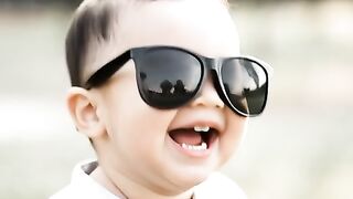 : “Tiny Toddler in Big Sunglasses Acting Like a Celebrity!” ????????⭐