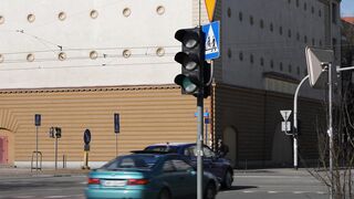 Funnyfuzzy - busy urban intersection with traffic | Trending HD Video