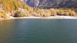 Wallpaper removal - peaceful autumn lakeside with mountain views | Trending HD Video