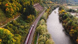I Love Wallpaper - scenic railway journey through autumn landscapes | Trending HD Video