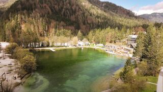 WallPics - 4K Wallpapers - idyllic alpine lake in autumn landscape | Trending HD Video