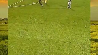 Gawang kosong, kiper pasrah… tapi malah dipermainkan dulu.