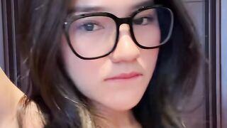 Temenin aku yuk joget di kamar