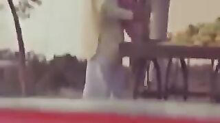 Zaher dhood rahi thi