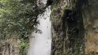 Pemandangan air terjun sangat bagus.