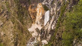 WallPics - 4K Wallpapers - breathtaking waterfall in misty mountain landscape | Trending HD Vid