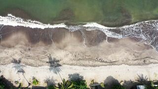4K Computer Monitor - slow motion footage of waves lapping on sandy shores from above | Trendin