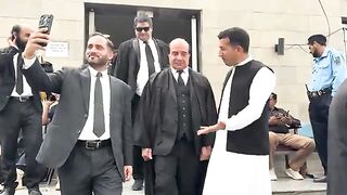 عمران خان سے متعلق بڑی خبر،لطیف کھوسہ نے عدالت سے نکلتے ہی خوشی سے مکا لہرا دیا