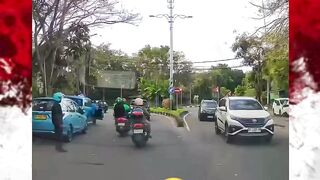 Bule ketika bawa motor