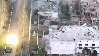 Ukrainian tank takes out Russian soldiers hiding in industrial building near Donetsk