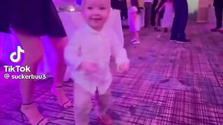 Quand le bébé attrape le téléphone portable