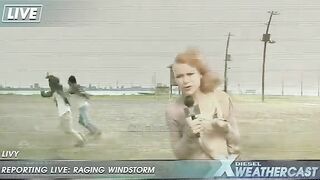 Reporter stasiun TV kena cuaca ekstrem