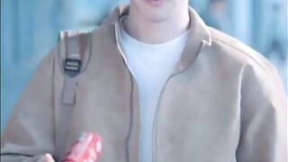 Bajunya basah karena kecipratan