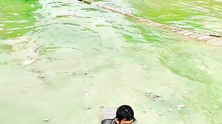 পুকুরে মাছ ধরা হয় যেভাবে