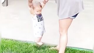 Kenapa bayi takut menyentuh rumput????