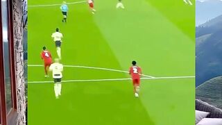 Kiper biasanya cuma jago jaga gawang… tapi yang ini beda! ????⚽️