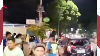 Ngebut Pakai Knalpot Brong! Pemotor Hantam Mobil di Pojok Beteng, Kaca Sampai Pecah ????