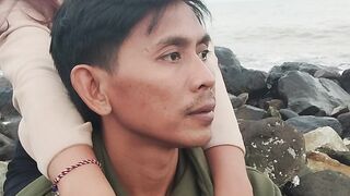 Sedang menikmati pemandangan laut