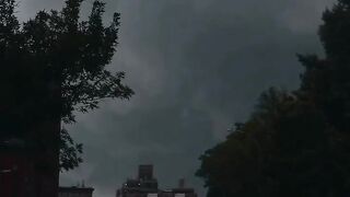 Vibrações matinais sob nuvens escuras, onde gotas de chuva silenciosas criam seu próprio ritmo.