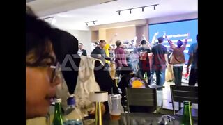 Kalo ajak party tukang ketoprak jangan lagi deh.