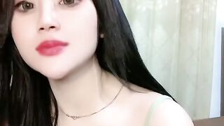 Captivating Beauty: Cute Girl Lip-Syncs and Poses to Trendy Viral Music