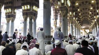crowds gather inside al masjid an nabawi | Professional HD Video