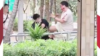 Geger! Adu Jotos Antar Pria Terjadi di Pinggir Jalan, Warga Berusaha Melerai