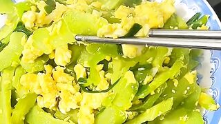 Stir-fried bitter melon with eggs