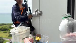Petugas Pembersih Kaca Mendapatkan SUPRISE Tak Terduga