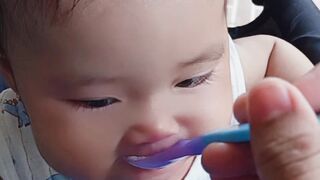 This is the video of the first time my little brother ate rice, guys, you really enjoyed eating it????????