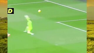 Tembok boleh retak, tapi kelas bek sejati nggak pernah pudar.