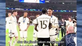 Moment madrid angkat piala