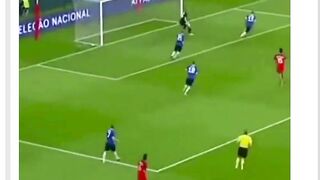 Sundulannya bahkan lebih akurat daripada kaki banyak pemain