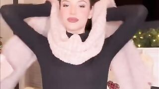 How_to_wear_your_scarf_during_winter!_#shorts(720p).