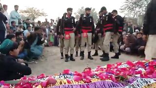 Shaheed Asghar Udin ko  pak foj k jawan salami de rahey hyn