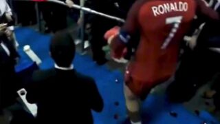 penghormatan yang menyentuh ini merayakan ikatan yang dalam dan abadi antara legenda sepak bola Cristiano Ronaldo dan mentornya, Sir Alex Ferguson.