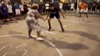 NENEK NENEK JAGO MAEN BOLA