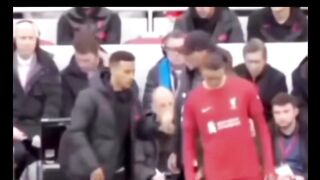 ???????? Tidak pernah lupa momen saat Klopp menjelaskan selama 10 menit dan Thiago menerjemahkannya ke Darwin dalam 5 detik saja