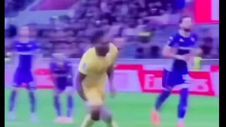 Rafael Leão mencetak gol penalti kemenangan, dan saking senangnya sampai lupa kalau dia sudah kena kartu kuning.
