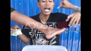 POV penjual es buah pas jam mau buka.