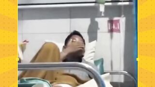 Demi menghibur yang sedang di rawat di rumah sakit, pria ini menggunakan kostum super Hero