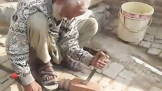 mere abo 70 Saal K ho Kar bhi charpaien Bana rahe hain.mp4