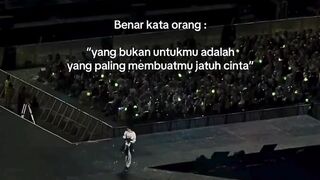 "Definisi mencintai tapi tidak bisa memiliki."