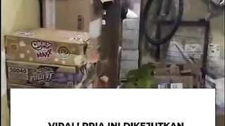 Viral! Seorang pria dikejutkan dengan sosok penampakan saat berjaga di warung. Aksi tersebut terekam