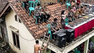 Rooftop wedding Disclaimer: video ini dihasilkan oleh AI. Hanya imajinasi