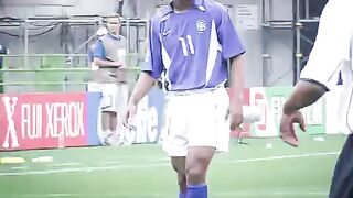 Ronaldinho vs England